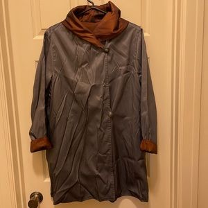 Women’s reversible rain jacket. Charcoal/bronze.